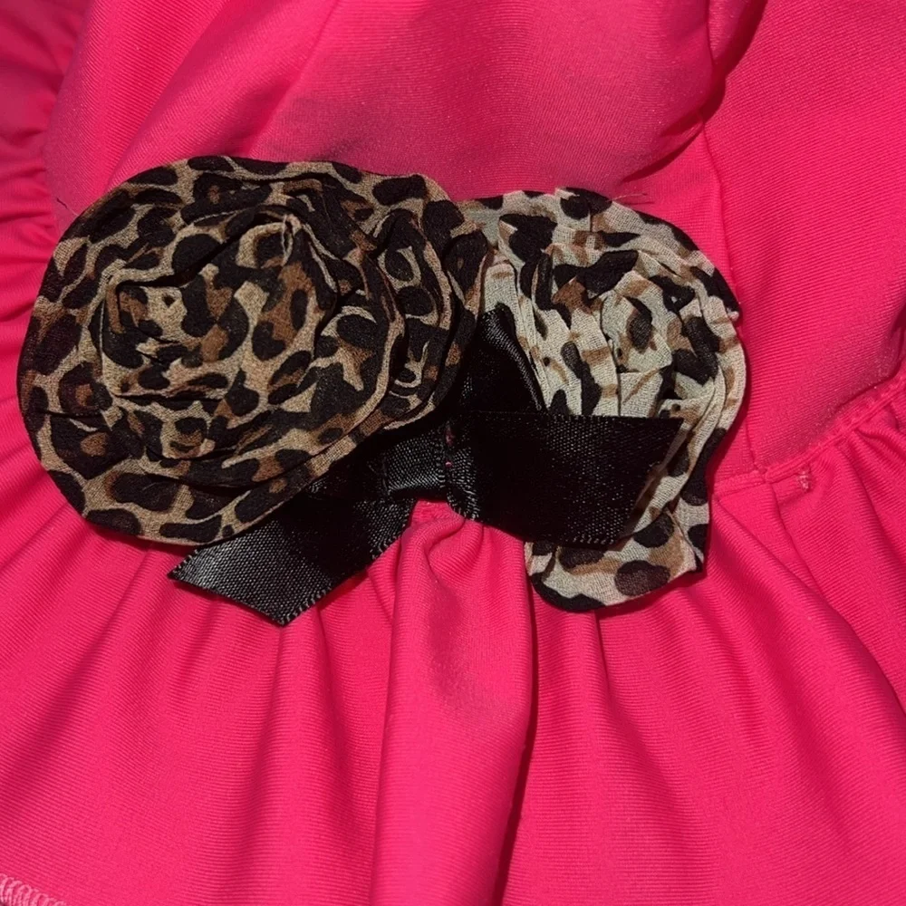Baby swim hat with leopard like flowers and ruffle trim